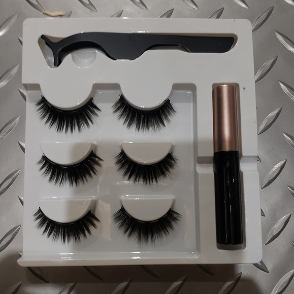 Accessories - Magnetic eyeliner with eyelashes kit